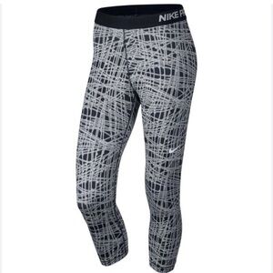 NIKE PRO Women Black-White Printed Capris Athletic Leggings | S